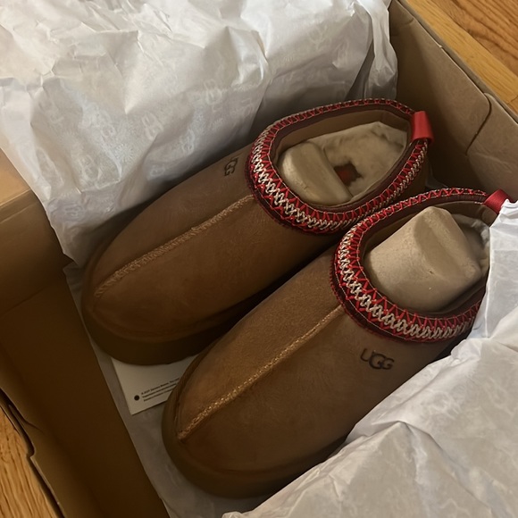 UGG Women’s Tazz Platform Slipper in chestnut. Size US 7, EU 38 - Picture 2 of 5